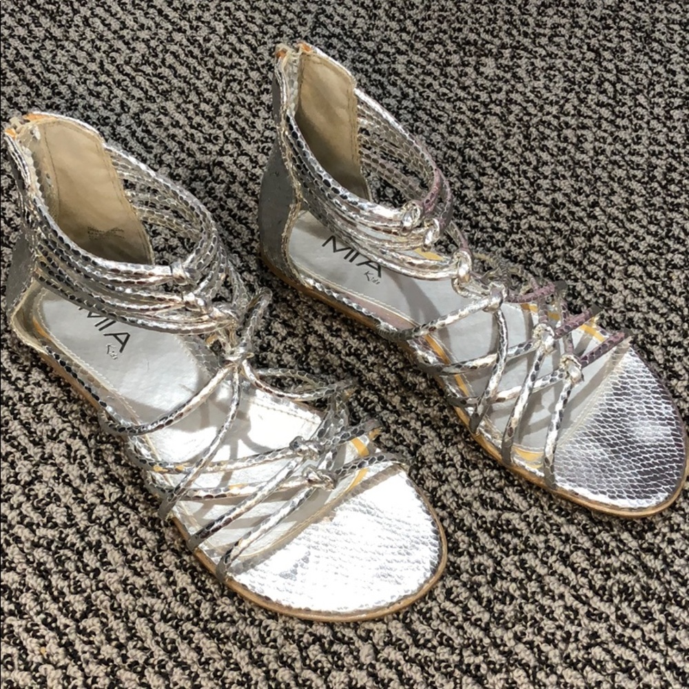 BNWOT Mia kids silver gladiator sandals size 4